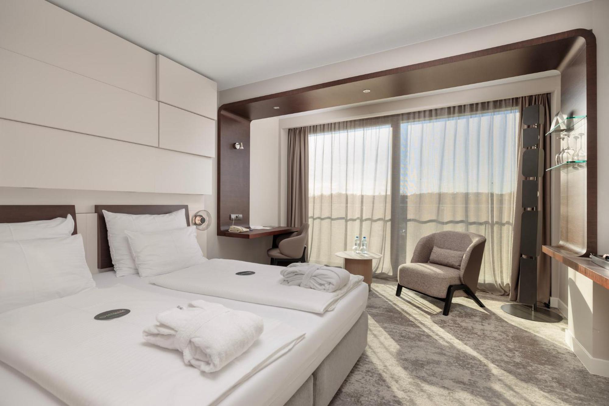Standard Queen Room Side Sea View